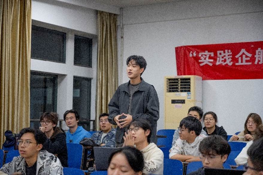 一群小孩在桌子上 描述已自动生成 一群小孩在桌子上 描述已自动生成