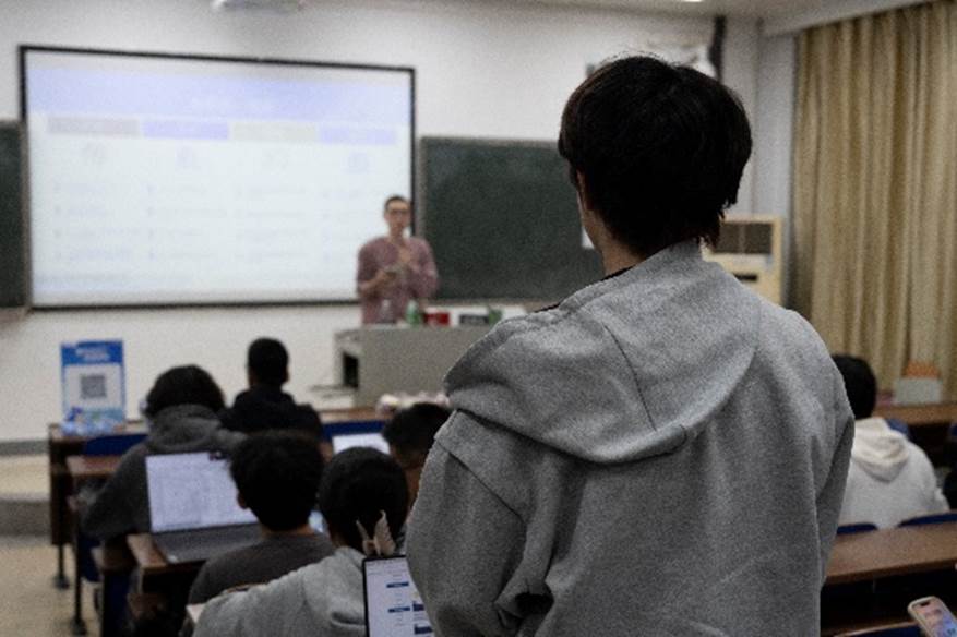 人们在看台上的人在交谈 中度可信度描述已自动生成 人们在看台上的人在交谈 中度可信度描述已自动生成