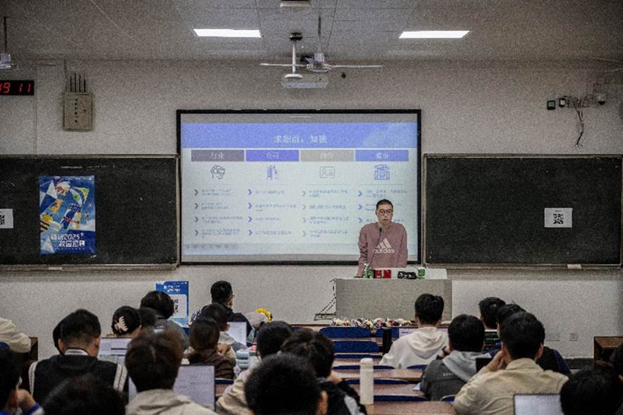 会议室里的人们 描述已自动生成 会议室里的人们 描述已自动生成