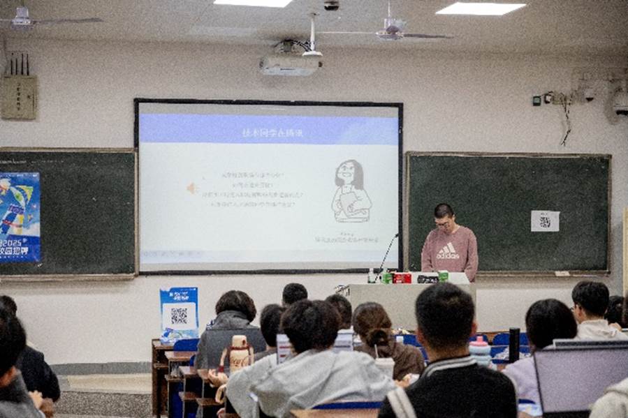 会议室里的人们 描述已自动生成 会议室里的人们 描述已自动生成